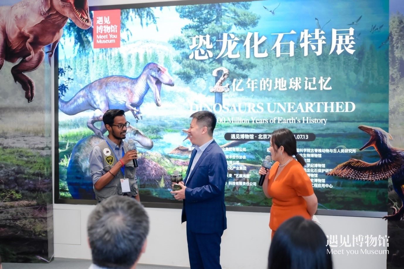 8. 中國科學(xué)院古脊椎動(dòng)物與人類研究所特別研究助理保羅·拉米向游客介紹“2億年的地球記憶——恐龍化石特展”。遇見博物館供圖