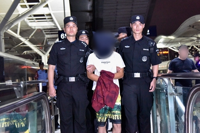 一名潛逃柬埔寨的犯罪嫌疑人被押解回國(guó)。公安部供圖