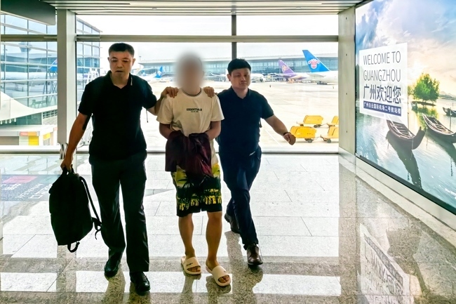 一名潛逃柬埔寨的犯罪嫌疑人被押解回國(guó)。公安部供圖