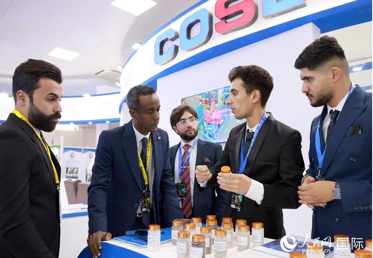 圖為中海油服工作人員在介紹產(chǎn)品。人民網(wǎng)記者 管克江攝