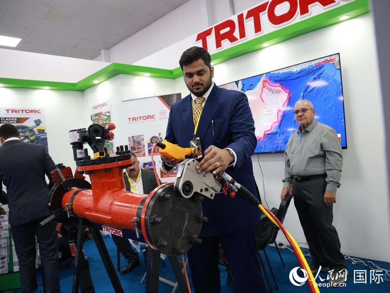 圖為一家油企工作人員在演示儀器操作。人民網(wǎng)記者管克江攝