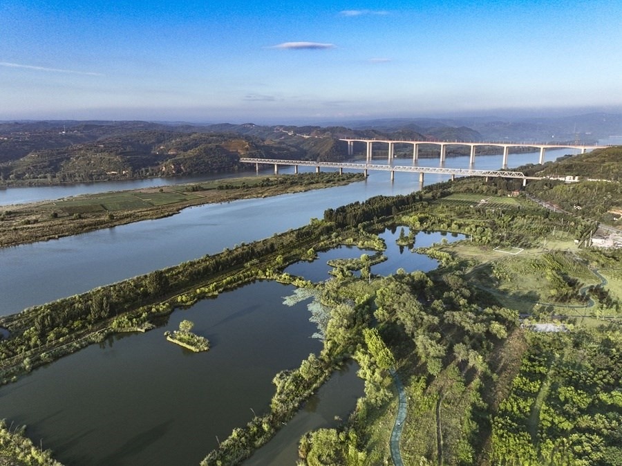 這是2023年8月28日在河南黃河濕地國家級自然保護區(qū)濟源段拍攝的景色（無人機照片）。新華社發(fā) 苗秋鬧 攝