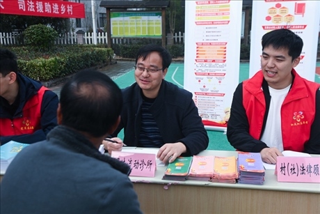 2022年11月9日，在杭州市臨安區(qū)太陽鎮(zhèn)上太陽村，臨安區(qū)太陽司法所所長方凱（右二）現(xiàn)場解答法律問題。 新華社記者 徐昱 攝