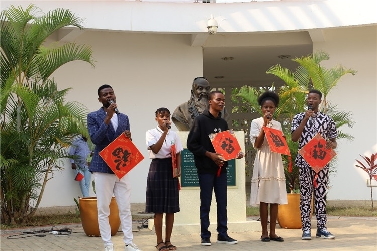 孔院學(xué)生演唱歌曲《故鄉(xiāng)的云》。內(nèi)圖大學(xué)孔子學(xué)院供圖