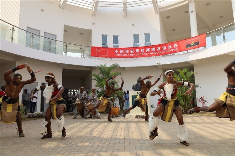 安哥拉民族舞。內(nèi)圖大學(xué)孔子學(xué)院供圖