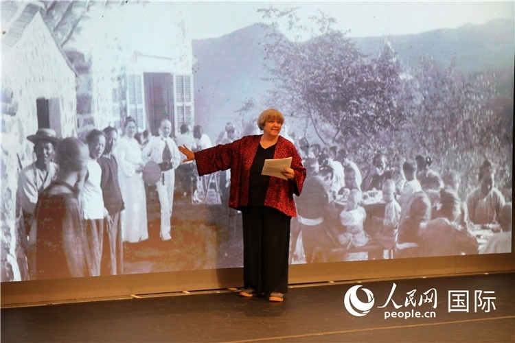 2、美國“鼓嶺之友”代表穆言靈講述友好故事。 人民網(wǎng)記者 李志偉攝