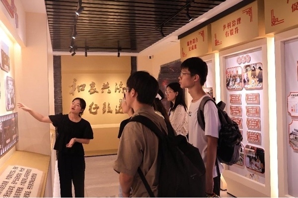 中央民族大學(xué)與中國人民大學(xué)聯(lián)合開展“大國邊疆”實(shí)踐調(diào)研活動(dòng)。校方供圖