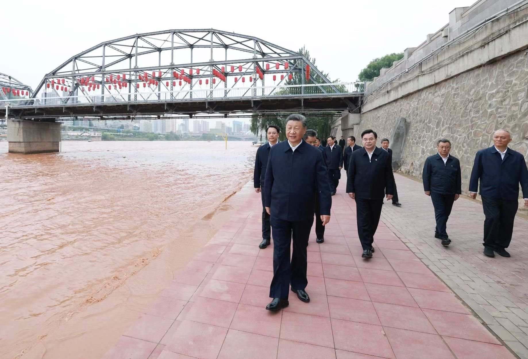 △9月11日下午，甘肅蘭州市黃河蘭州中山橋段，習(xí)近平總書(shū)記了解當(dāng)?shù)赝苿?dòng)黃河流域生態(tài)保護(hù)等情況。