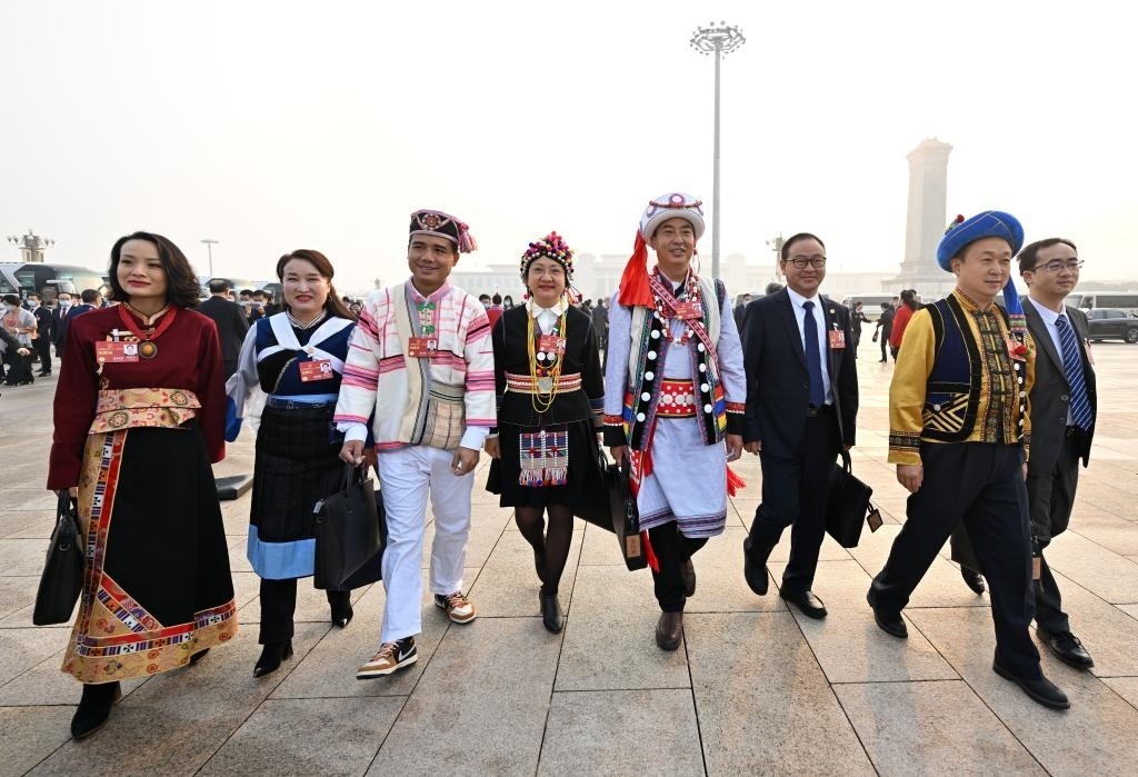 2023年3月5日，第十四屆全國(guó)人民代表大會(huì)第一次會(huì)議在北京人民大會(huì)堂開(kāi)幕。這是全國(guó)人大代表走向會(huì)場(chǎng)。新華社記者 陳益宸 攝