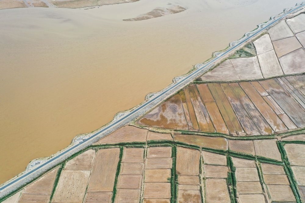 2024年5月26日在內(nèi)蒙古巴彥淖爾市臨河區(qū)拍攝的黃河（無人機照片）。巴彥淖爾市位于黃河“幾字彎”北端，擁有富饒的河套灌區(qū)，引黃灌溉面積達(dá)1000多萬畝。近年來，在引黃灌溉工程支撐下，河套灌區(qū)年均糧食總產(chǎn)量達(dá)60億斤以上。