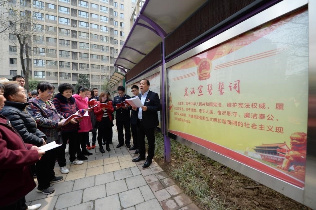 2018年3月20日，陜西寶倫律師事務(wù)所專(zhuān)職律師白銀濤（右一）在西安華遠(yuǎn)君城社區(qū)宣傳憲法知識(shí)。新華社記者 李一博 攝