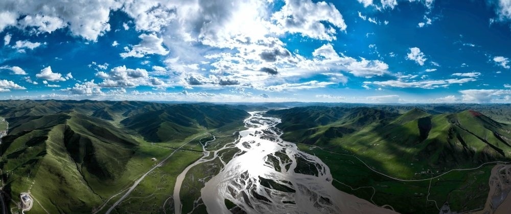 2024年7月31日在青海省果洛藏族自治州達(dá)日縣境內(nèi)拍攝的黃河（無人機全景照片）。