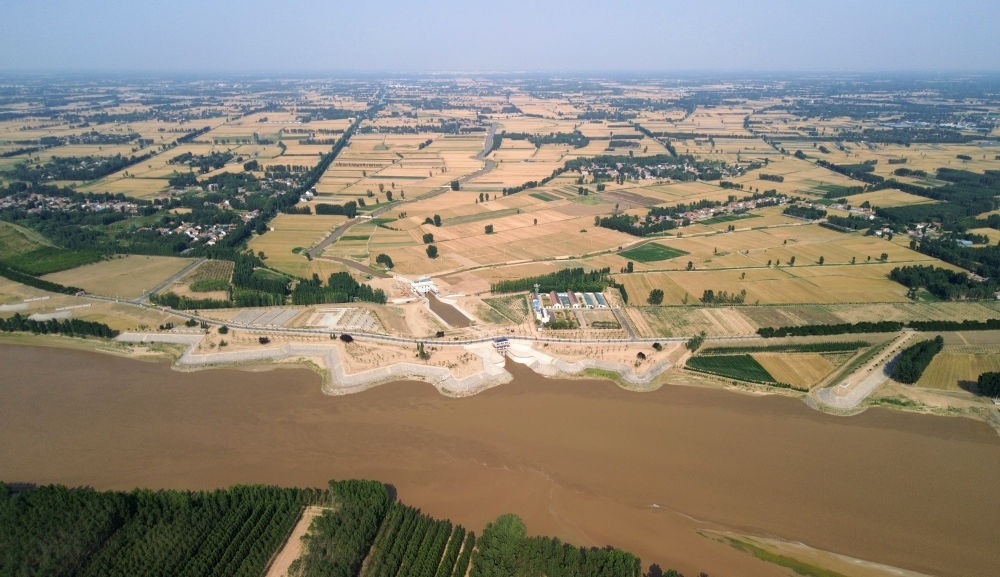 2024年6月19日，位于黃河高青段的馬扎子引黃閘開閘引水（無人機照片）。5月1日至6月18日，山東省累計啟用引黃閘63座，引黃河水量10.06億立方米，保障農(nóng)業(yè)灌溉需求。