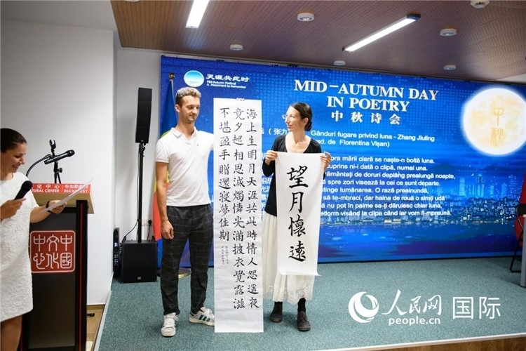 現(xiàn)場(chǎng)的羅馬尼亞書法愛好者書寫并展示作品。傅永山攝