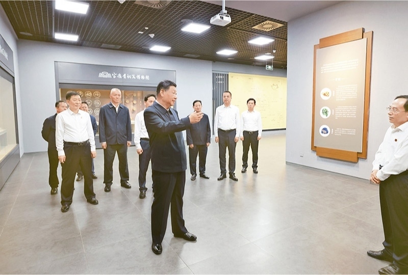 2024年9月10日，中共中央總書記、國(guó)家主席、中央軍委主席習(xí)近平在前往甘肅考察途中，來(lái)到陜西省寶雞市參觀寶雞青銅器博物院。 新華社記者 王曄/攝