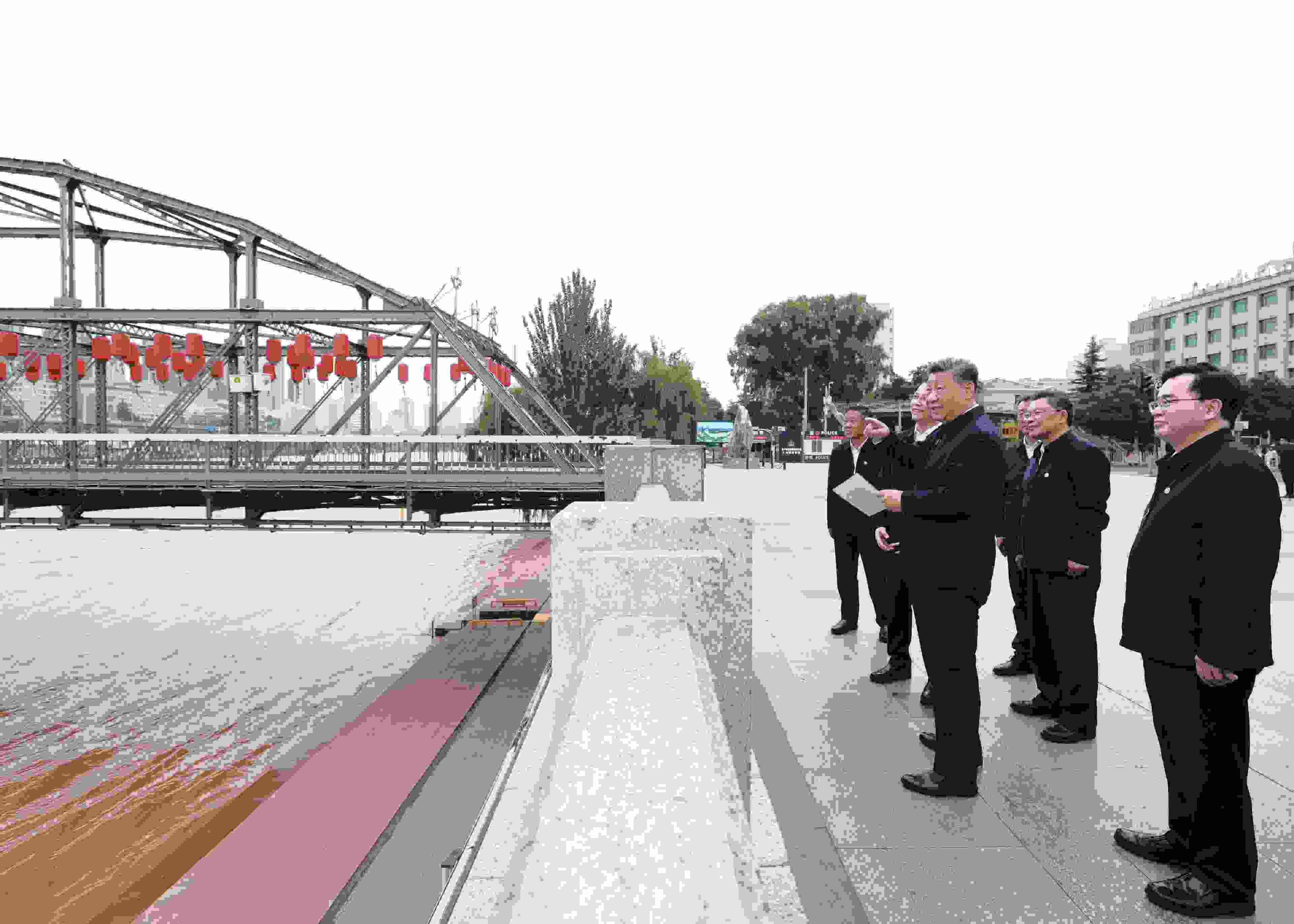 △ 2024年9月11日，習(xí)近平總書記來到甘肅省蘭州市黃河蘭州中山橋段，了解當(dāng)?shù)赝苿狱S河流域生態(tài)保護情況。
