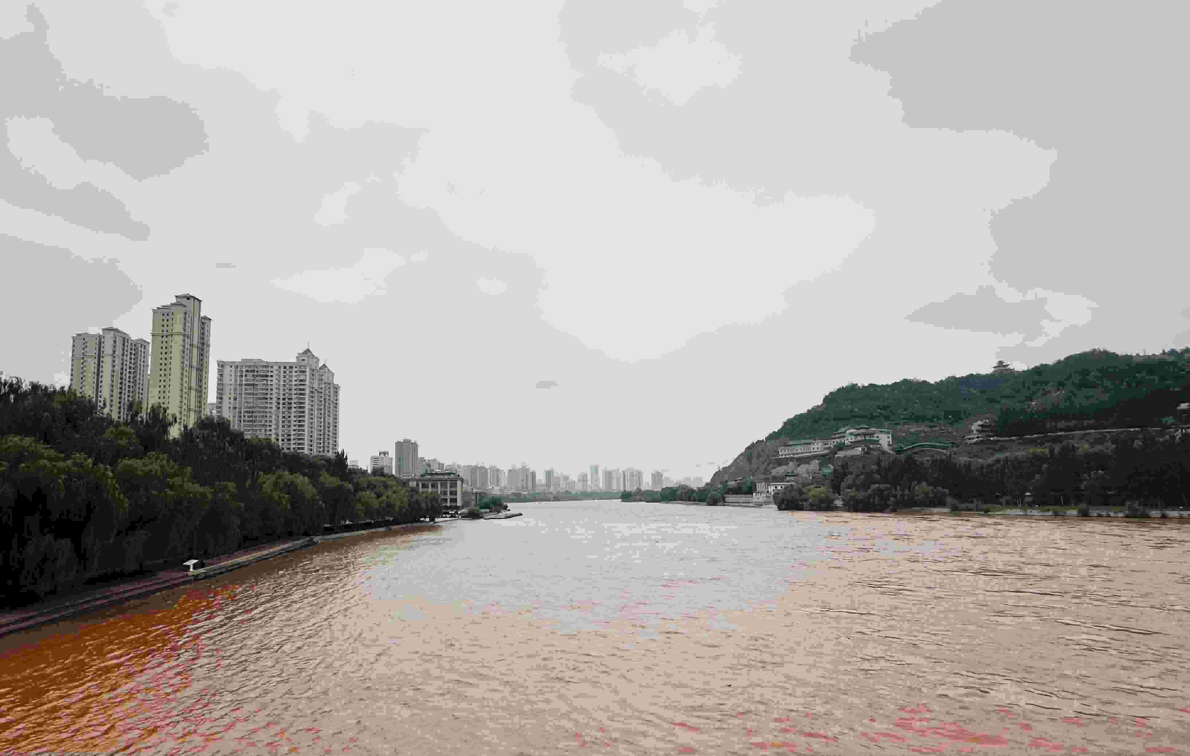 △黃河蘭州段。（總臺(tái)央視記者陸泓宇拍攝）