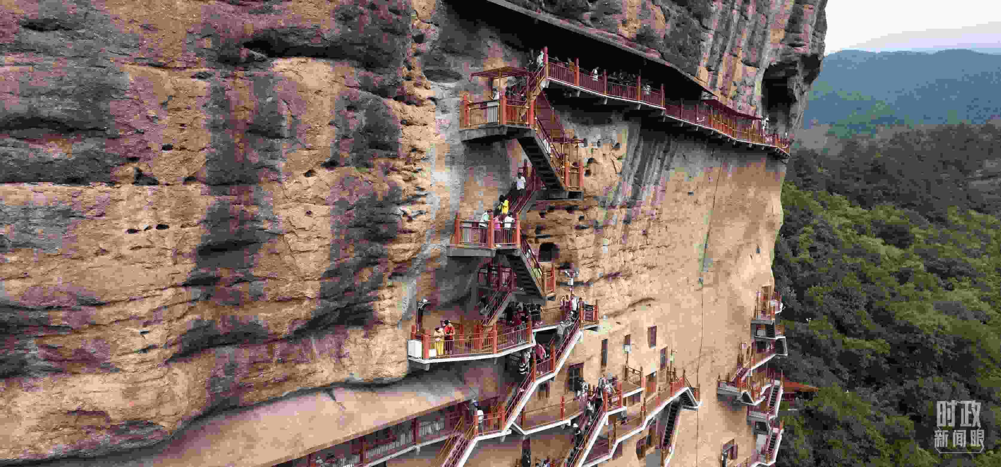 △麥積山石窟是國(guó)家5A級(jí)旅游景區(qū)，2024年上半年累計(jì)接待游客57萬人。（總臺(tái)國(guó)廣記者李晉拍攝）