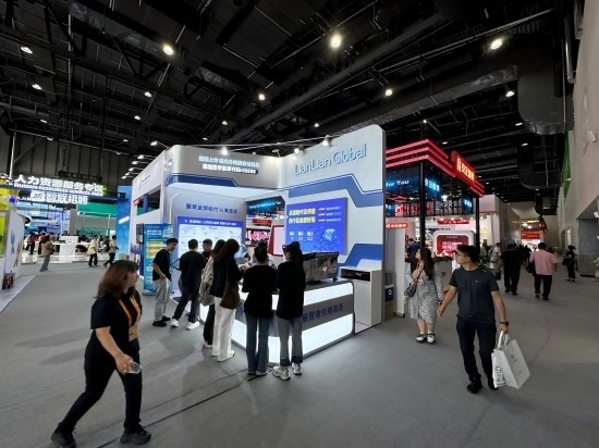 觀眾在展區(qū)了解相關(guān)金融服務(wù)。人民網(wǎng)記者 黃盛攝