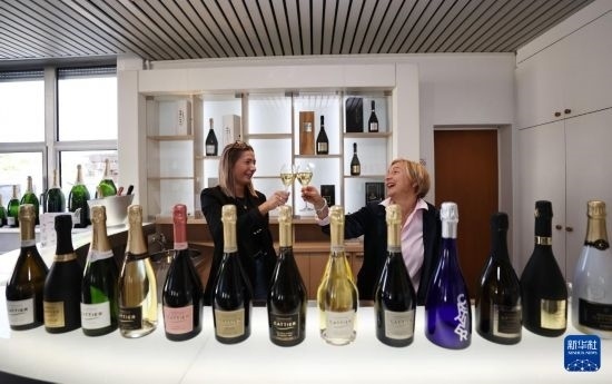 9月13日，在法國蘭斯附近的希尼萊羅斯，人們在佳醍亞總部享用香檳酒。新華社記者 高靜 攝