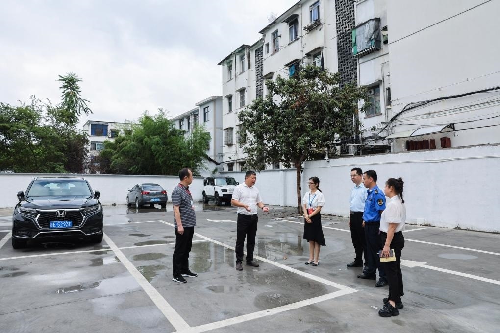 2024年9月11日，在浙江省湖州市，湖州吳興區(qū)人大代表、人大飛英街道工委代表及塔下街社區(qū)代表前往已改建的一處停車場進行實地調研，監(jiān)督該改建項目的完成情況。新華社記者 徐昱 攝