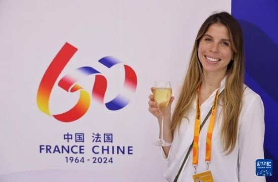 9月12日，工作人員在服貿(mào)會法國國家館展示香檳酒。新華社記者 戚曉毅 攝