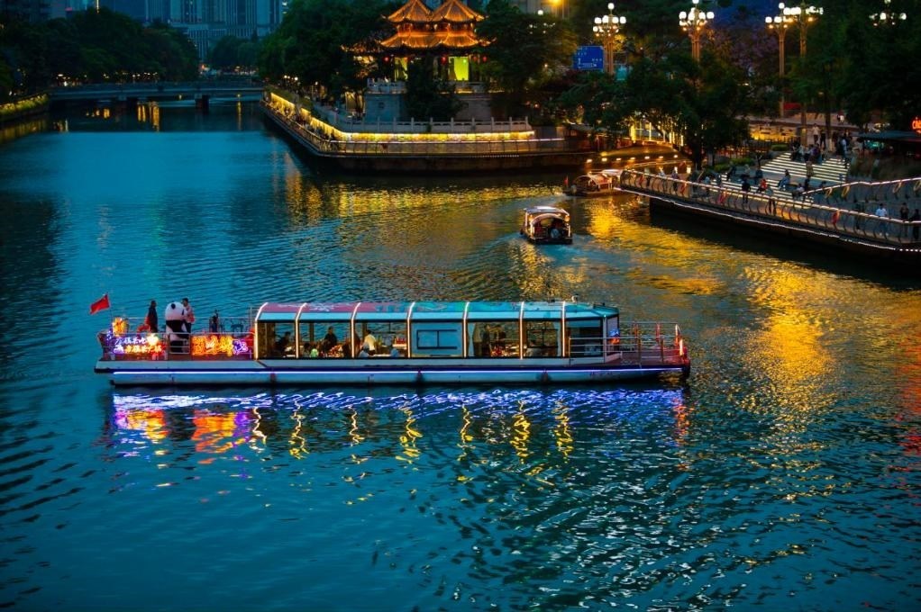 成都“夜游錦江”火鍋船。（唐斌治 攝）