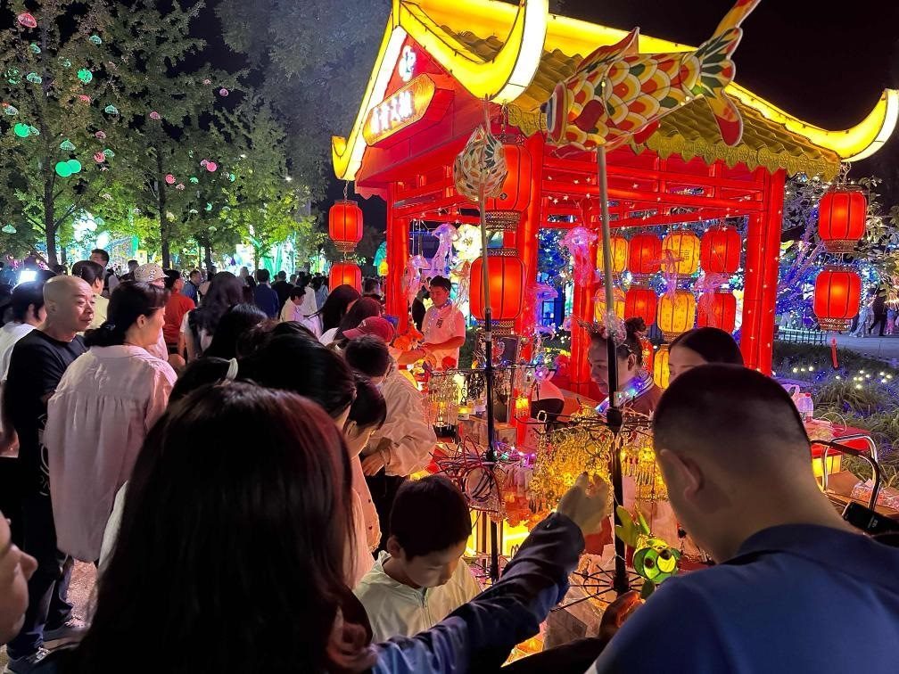 市民游客在2024年北京中秋國慶彩燈游園會上選購特色文創(chuàng)商品。新華社記者楊淑君 攝