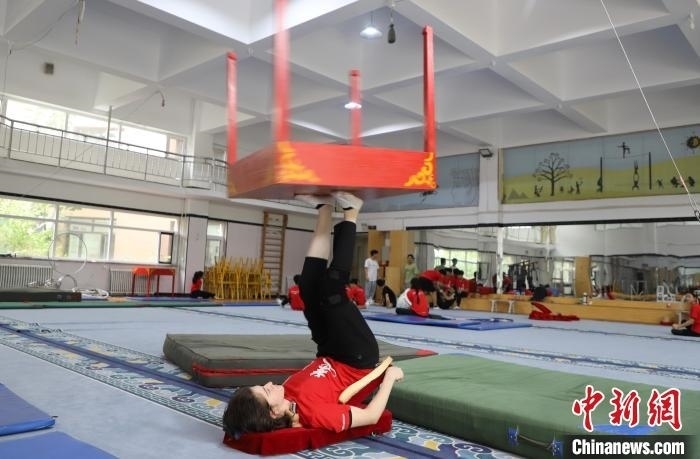 9月13日，美國雜技學(xué)員杰克正在中國“雜技之鄉(xiāng)”吳橋練習(xí)“蹬技”。 馬天龍 攝