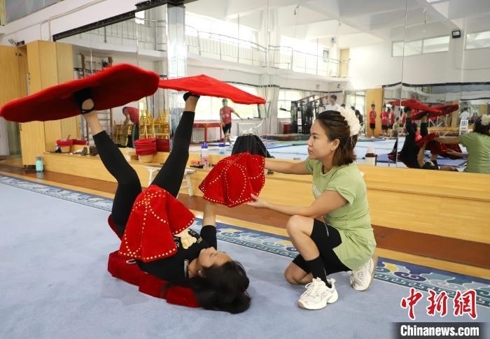 9月13日，來自老撾的紅姆(右)指導(dǎo)學(xué)員雜技動(dòng)作。 馬天龍 攝