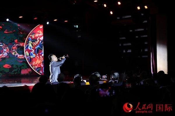 演出現(xiàn)場(chǎng)，演員帶來嗩吶獨(dú)奏《看秧歌》。人民網(wǎng)記者 楊一攝