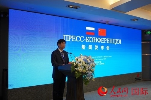 中共吉安市委宣傳部部長李瑞峰在《新中國》新聞發(fā)布會(huì)上致辭。人民網(wǎng) 褚夢(mèng)琦攝