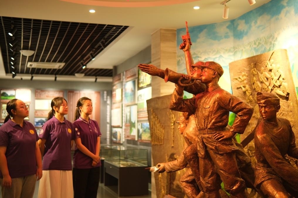 7月26日，南開大學(xué)實踐隊在環(huán)江革命陳列館了解毛南族人民在黨的領(lǐng)導(dǎo)下進(jìn)行革命斗爭的歷程。（受訪者供圖）