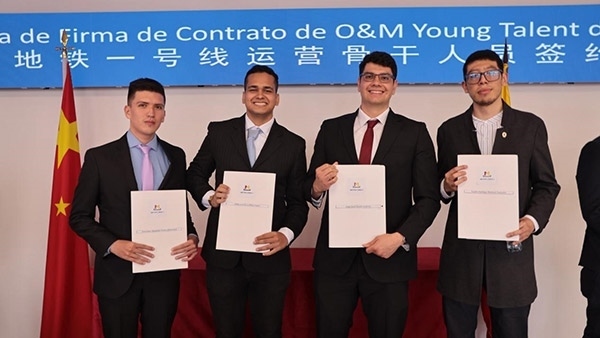 當(dāng)?shù)貢r(shí)間9月13日，40名哥倫比亞青年與中企承建運(yùn)營(yíng)的波哥大地鐵一號(hào)線項(xiàng)目簽約，不久將前往中國(guó)進(jìn)行為期15個(gè)月的專(zhuān)業(yè)地鐵知識(shí)培訓(xùn)。圖為部分學(xué)員在簽約儀式上展示所簽的協(xié)議。 波哥大地鐵一號(hào)線項(xiàng)目供圖