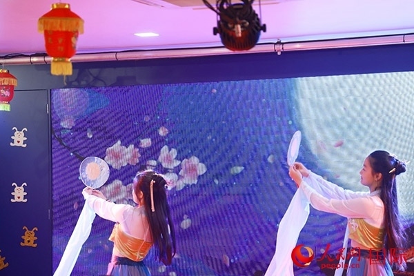 巴西華僑華人表演舞蹈《千里共嬋娟》。人民網(wǎng)記者 陳海琪攝