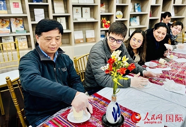 前來參加活動的利馬居民共同制作冰皮月餅。人民網(wǎng)記者 宋亦然攝