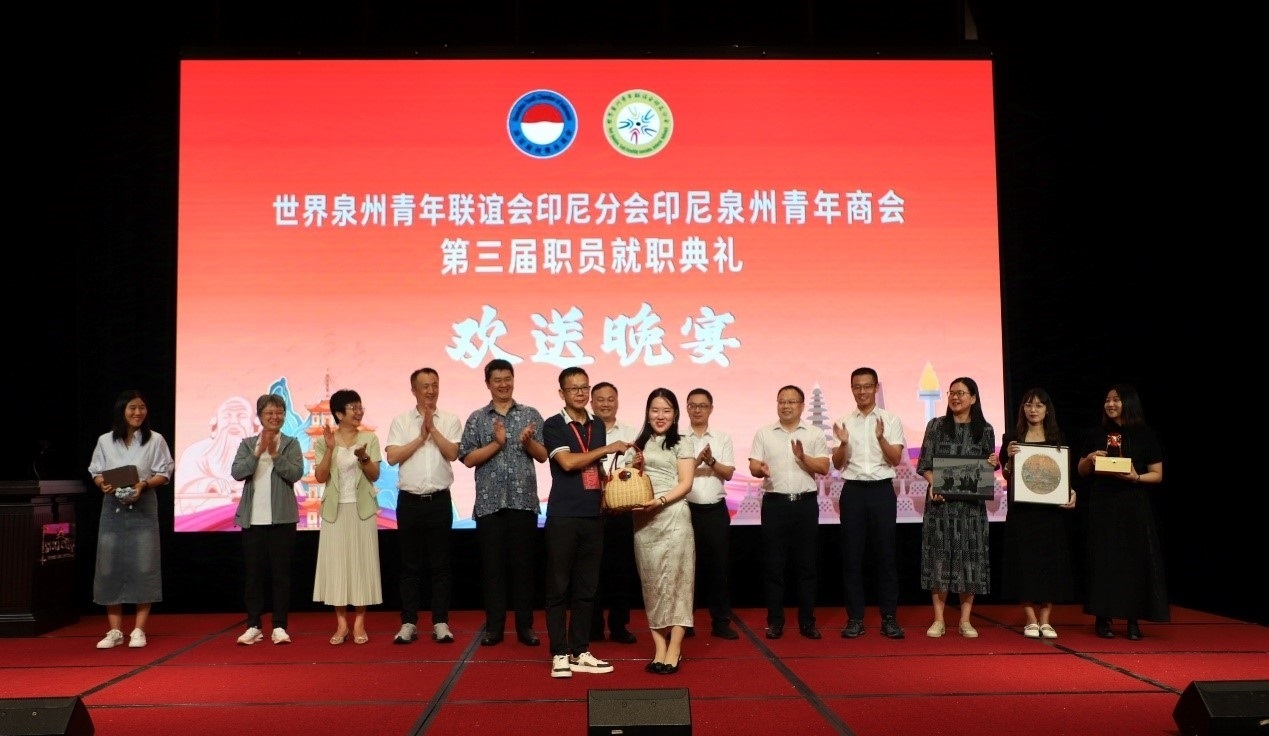 工藝大師們向阿拉扎大學(xué)孔子學(xué)院捐贈手工藝術(shù)品。阿拉扎大學(xué)孔子學(xué)院供圖