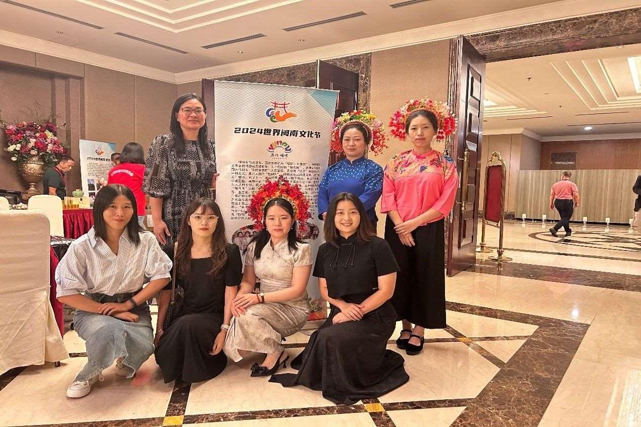 阿拉扎大學(xué)孔子學(xué)院老師和簪花圍傳承人合影。阿拉扎大學(xué)孔子學(xué)院供圖