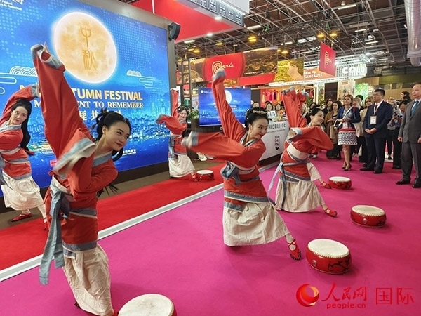 “你好！中國”展臺開幕式上的中國傳統(tǒng)舞蹈表演。人民網(wǎng)記者 尚凱元攝