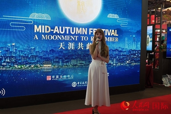 開幕式上，法國女歌手演唱中文歌曲《但愿人長久》。人民網(wǎng)記者 尚凱元攝