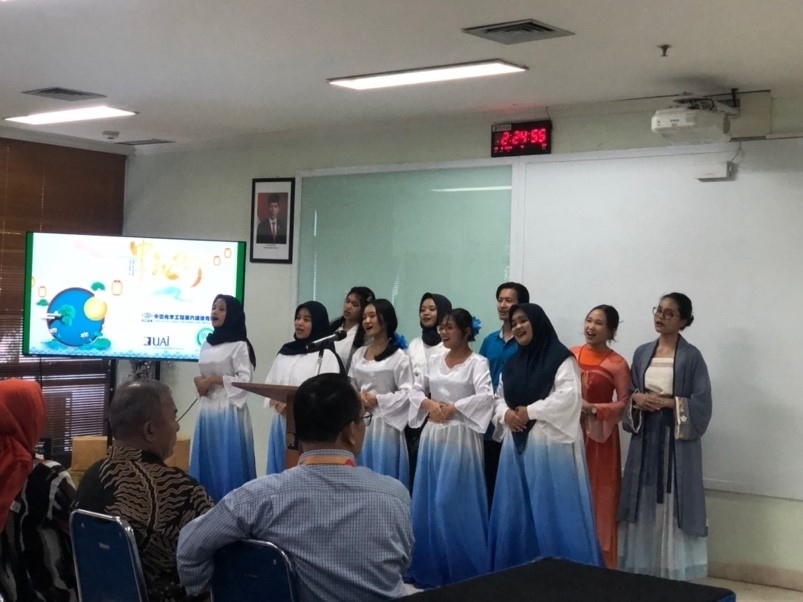 阿拉扎大學(xué)中文系學(xué)生演唱中文歌曲?；顒又鬓k方供圖