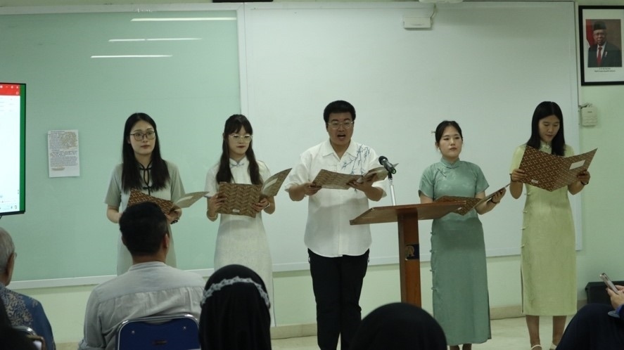 阿拉扎大學(xué)孔子學(xué)院志愿者教師表演詩朗誦?；顒又鬓k方供圖