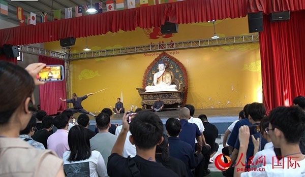 日本少林寺拳法青年代表團觀看少林拳表演。人民網(wǎng)記者 張麗婭攝