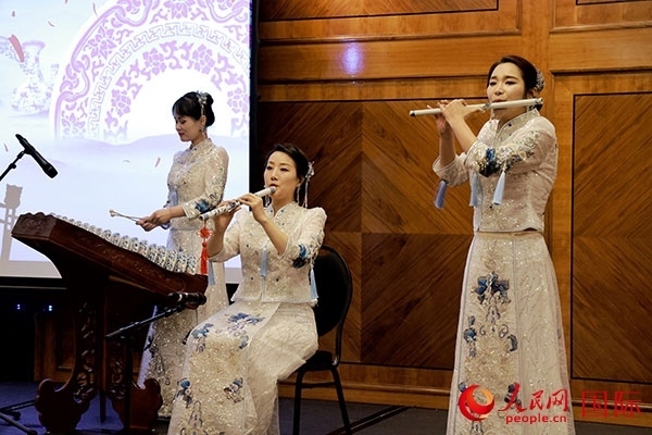 來自景德鎮(zhèn)的陶瓷音樂會(huì)在中秋佳節(jié)給英國倫敦的觀眾帶來了別樣的文化體驗(yàn)。人民網(wǎng)記者 邢雪攝