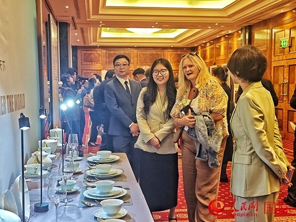 英國觀眾參觀“景德鎮(zhèn)制”區(qū)域品牌新品。人民網(wǎng)記者 邢雪攝
