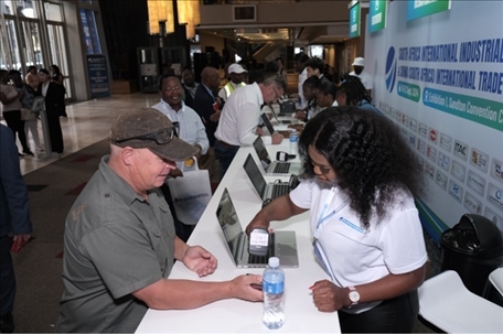 客商現(xiàn)場注冊參觀展會。主辦方供圖