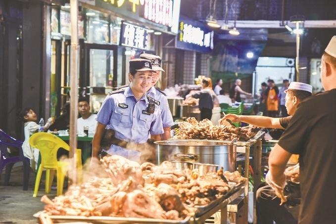 8月9日，甘肅省華亭市公安局組織民警輔警在夜市開展巡邏檢查。張亞強攝