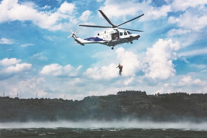 ▼7月17日，浙江省新昌縣公安局聯(lián)合浙江省公安廳警務(wù)航空隊在長詔水庫水域及周邊開展救援演練。王樟林?jǐn)z