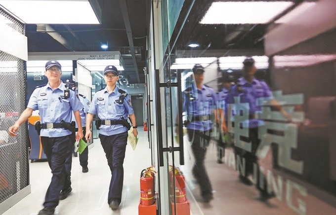 ▲7月6日，山西省新絳縣公安局龍興派出所組織警力對網(wǎng)吧等場所進行集中治安檢查。高新生攝