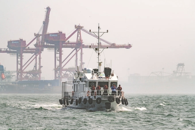 ?7月5日，秦皇島出入境邊防檢查站聯(lián)合秦皇島市公安局水陸巡特警支隊開展海上聯(lián)合巡航。陳凈萱攝